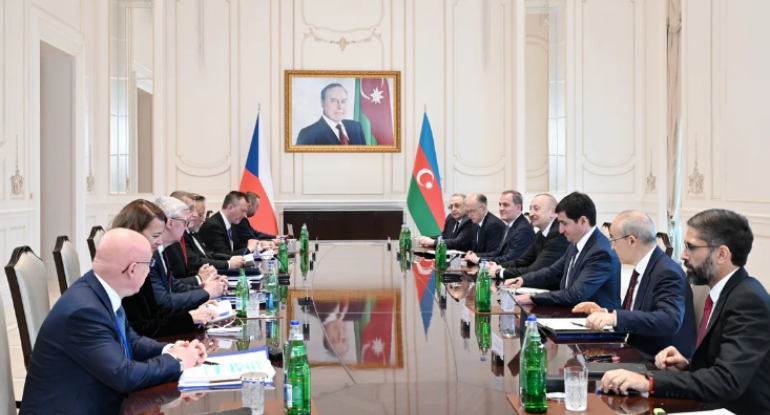 İlham Əliyevin Çexiyanın Baş naziri ilə geniş tərkibdə görüşü keçirilir