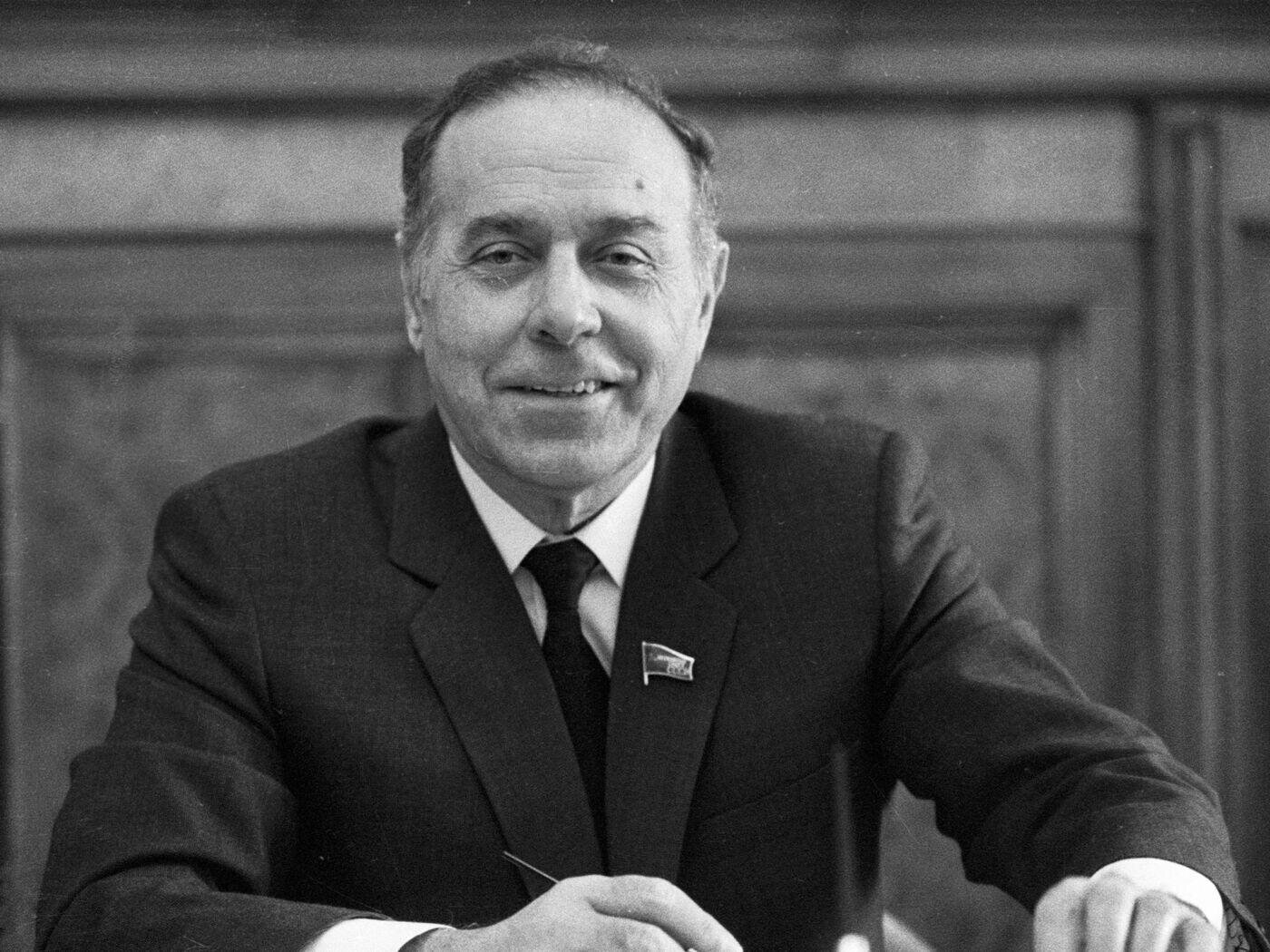 Qadir Əliyev: Heydər Əliyev – Dövlətçilik düşüncəsinin yeni mərhələsini yaradan lider və Azərbaycanın yüksəliş yolunun əsas memarı