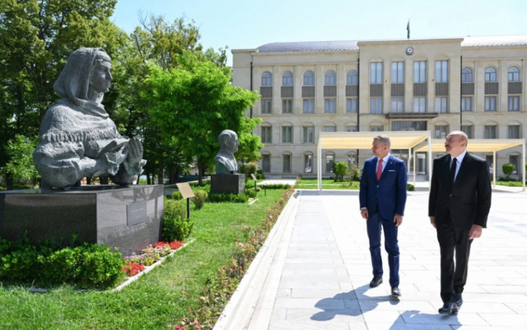 Prezidentlər Şuşada güllələnmiş büstlərə baxıblar - FOTO