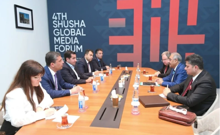 Hikmət Hacıyev Şuşada D-8-in nümayəndə heyəti ilə görüşdü