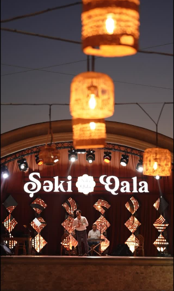 Şəki Ruhunu, Milli Ləzzətləri və Möhtəşəm Atmosferi Bir Araya Gətirən Ünvan – Şəki Qala Restoranı