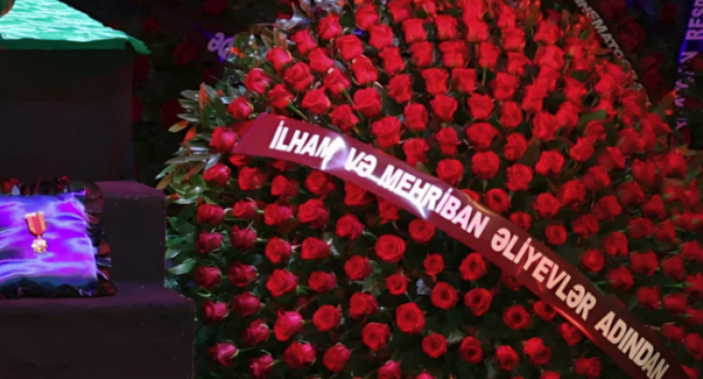Prezident və xanımı vidaya əklil göndərdi