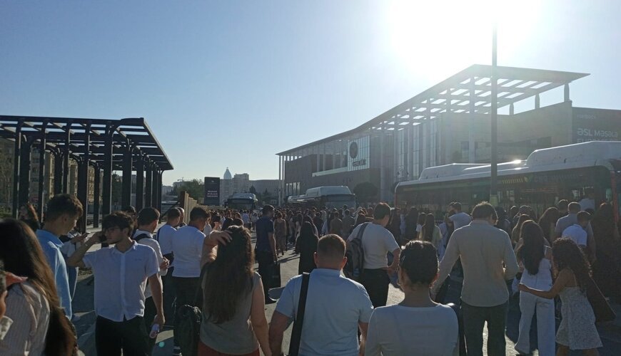 Sentyabrın 15-i Bakıda nəqliyyat İMTAHANI: Avtobus gözləyən insanların səbri daşdı - FOTOLAR